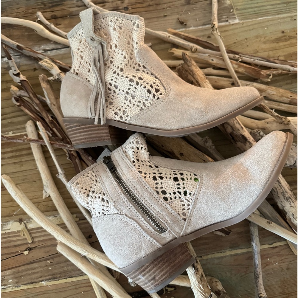 Genuine leather and crochet American Eagle New boots! Size 6